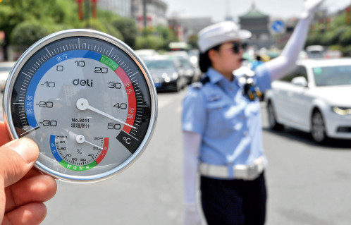 p44(1) 7 月10 日，西安交警在近50℃的高温下执勤。当日，西安部分地区地面温度超过50℃。