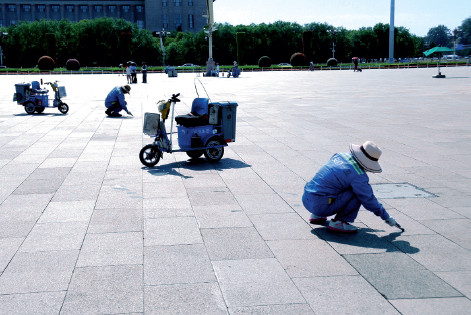 p44(3) 7 月10 日，北京气象台发布高温黄色预警。在天安门广场及周边，武警战士身着长袖制服执勤， 环卫工人顶着烈日清理地面。