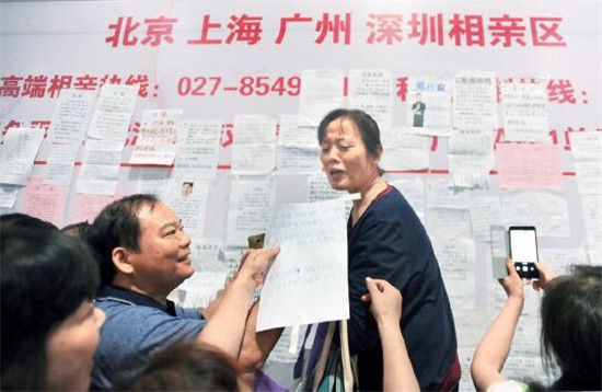 p39 2017年7月2日，武汉展览馆举行了一场盛况空前的“父母相亲会”，会场内分为北上广深相亲区、公务员事业单位国企相亲区等，众多老人涌入会场为单身子女“搜集情报”。