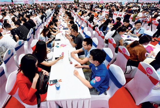 p38 2017年6月25日，杭州，共青团浙江省委今年首次举办的大型相亲活动，吸引了上万名单身年轻男女和家长。