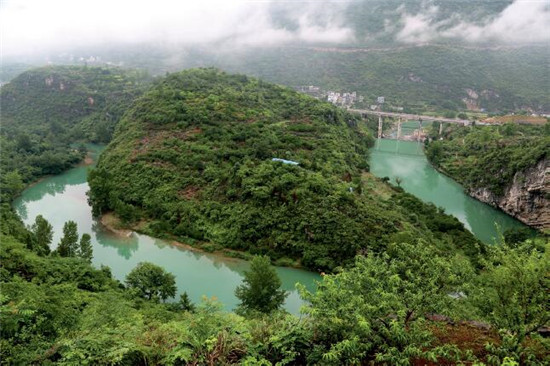 p73 印江县荒山石岭上种出“绿色经济”。