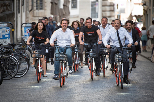 胡玮炜、佛罗伦萨市长纳德拉（前排左二）、米兰市长萨拉（前排右一）在佛罗伦萨街头骑行摩拜单车