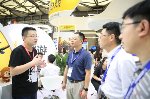 图为潘广乐先生在为杭州滨江区相关领导做同城游业务介绍 (1)