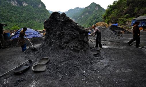 p31-3 2011 年5 月14 日，贵州铜仁，面对“贡毒”，工人挖取含汞废渣用土法炼贡。此次中央环保督察组反馈称，贵州一些地方环保不作为、乱作为问题时有发生。