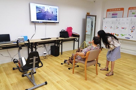 4、康复小组走进玖玖江南护养中心为老人们带来台湾新近研发的科技康复项目 摄影 是华杰