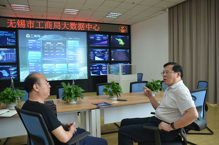 1、无锡工商局长邵鹤鸣在向《中国经济周刊》记者王克介绍该市大数据建设情况 摄影 陈瑜