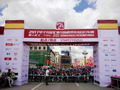 2017甘南藏地传奇自行车赛暨UCC全国业余联赛甘南站比赛现场。摄影 李开南