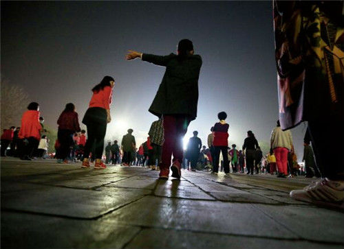 41 2017年4月6日，河北雄安新区雄县。图为当地居民在雄县政府广场跳广场舞。视觉中国