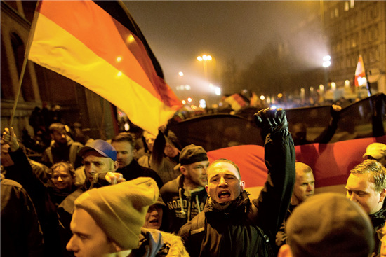 49-3 ▲当地时间2015 年1 月5 日，德国柏林，民众举行游行，要求政府执行更严格的接受外国难民的政策。图片来源：视觉中国