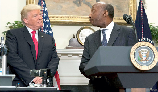 82 默克制药公司非洲裔首席执行官肯尼斯·弗雷泽率先辞去了在特朗普总统制造业委员会的职务。