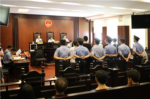 2017年8月28日下午，宝山法院正在对一起”套路贷“案件进行宣判 拍摄者 李新卫