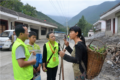 保障大队队员向村民了解情况  摄影：李开南