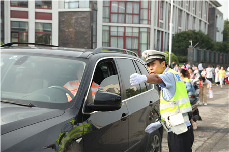3、交警指引驾驶人规范停车送学生
