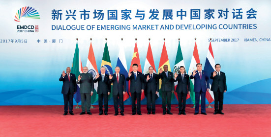 p29 新兴市场国家与发展中国家对话会前，习近平主席同出席对话会的各国领导人集体合影。新华社
