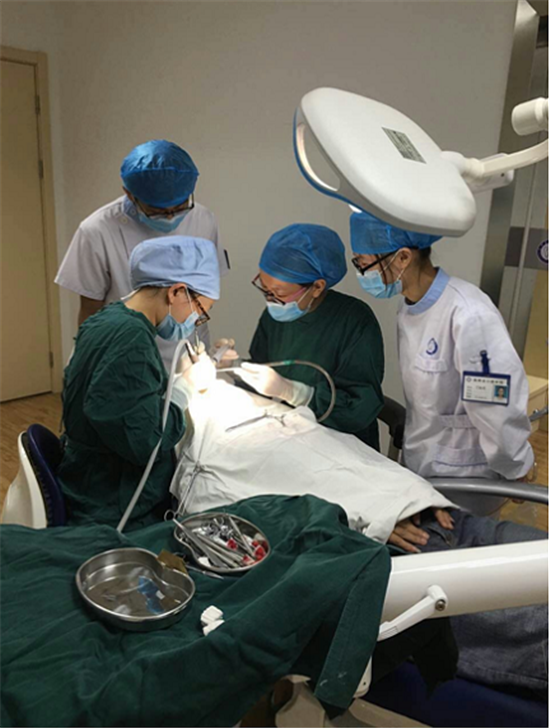 2、扬州市口腔医院的医生正在为患者治疗牙病 (1)