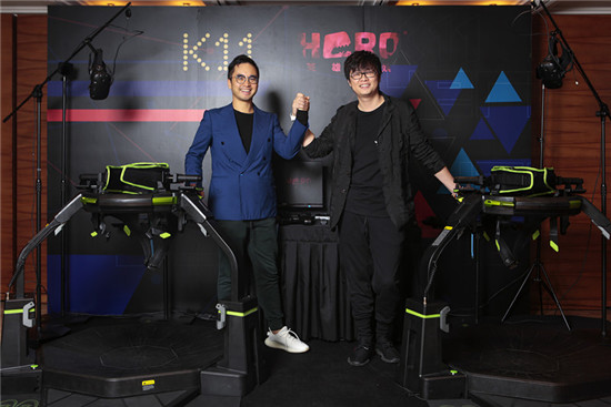 图为K11创始人郑志刚（左）和英雄互娱董事长应书岭（右）于合作发布会时合影