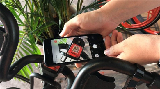 升级至iOS 11的iPhone可以直接摄像头扫码解锁摩拜单车