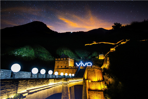 9月21日晚，vivo 智能手机在北京居庸关长城盛大发布了其年度重磅新品 X20全面屏手机。