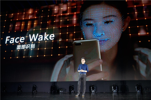 vivo X20 的Face Wake 面部识别解锁功能，最快可实现0.1秒的快速识别。