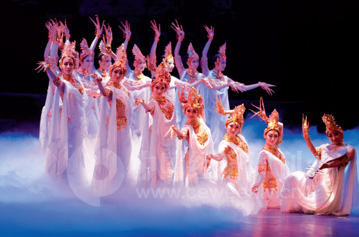 55-1 9月18日晚，2017“一带一路”媒体合作论坛与会嘉宾在敦煌大剧院观看大型情景舞剧《丝路花雨》。该剧以中国经典舞剧《丝路花雨》为原型，讲述了古丝绸之路上的感人故事。