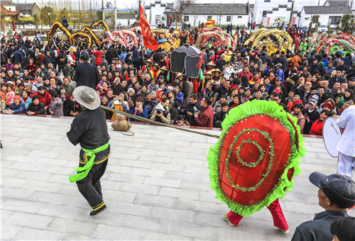 2、江都区武坚镇花庄村的村民们在当地的多功能文化广场表演