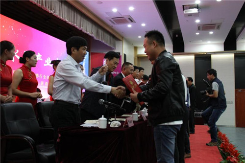 9月27日，在江苏东海县举办的第二届中国天然水晶作品“晶华奖”颁奖活动现场