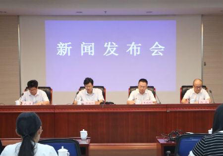 中储粮安徽分公司副总经理杨波（右一)发布新闻 吴晓光  摄