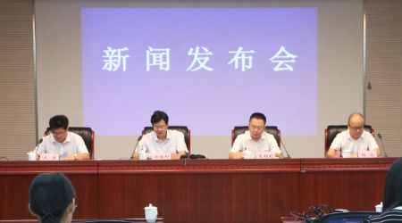 农发行安徽省分行副行长王福利（右二）在秋粮收购发布会上。吴晓光    摄