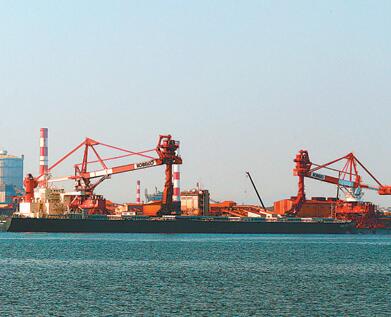 作为日本第三大钢铁企业，神户制钢所的客户包括丰田汽车、三菱重工、东海旅客铁道公司等。图为一艘散货船停靠在神户制钢所的工厂码头。