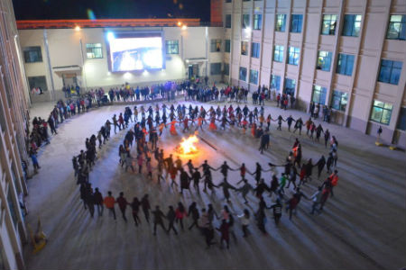 莲峰书院通过入住书院四个系部共同举办篝火和锅庄舞会。供图 甘肃民族师范学院学生处