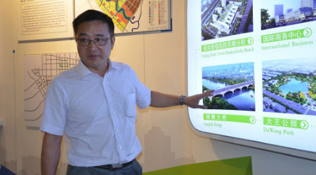 1、中新苏滁（滁州）开发有限公司总裁刘和平在介绍园区发展情况 摄影 陈瑜