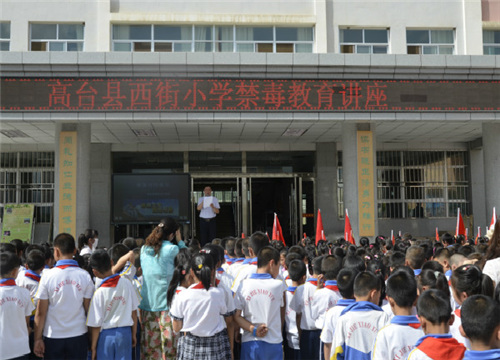高台县西街小学开展禁毒预防教育讲座。照片由张掖市政法委提供