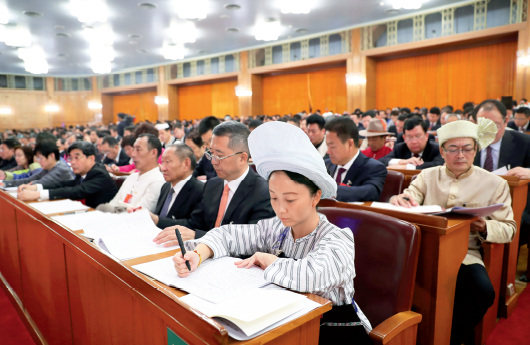 22-3 十九大代表在会场聆听习近平总书记作报告。 视觉中国 中新社