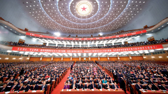 23 10 月18 日，共有2338 名代表和特邀代表出席大会。 新华社