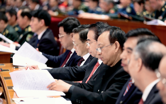 22-2 十九大代表在会场聆听习近平总书记作报告。 视觉中国 中新社