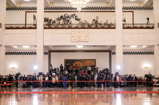 25-2 10 月18 日，在党的十九大开幕前，一批来自一线的党代表走上党代会首次设立的“党代表通道”，接受国内外媒体的采访。 视觉中国