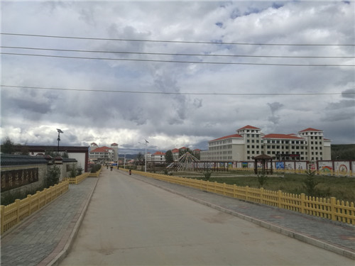 甘肃民族师范学院与知合玛村一墙之隔，紧紧相连。  摄影  李开南