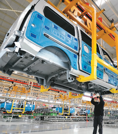京津冀协同发展谱写新篇章。图为北汽集团黄骅分公司总装车间生产线。