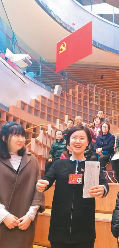 刚刚回到工作岗位的十九大代表吴书香就到辽宁沈阳市太原街玖伍文化城宣讲十九大精神。