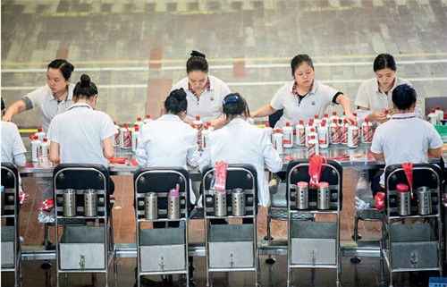 22 工人们在茅台的包装车间里工作。视觉中国