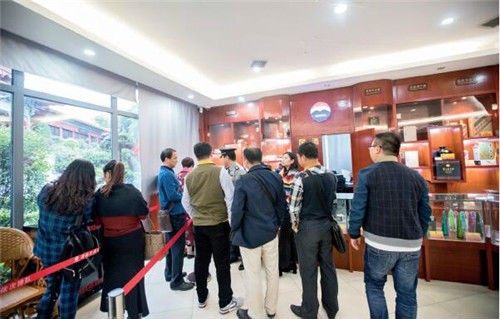 23 在茅台镇中国酒文化城的游客服务中心内，经常可以看到排队购买名酒的游客。视觉中国