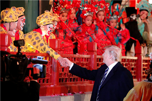 30 11月8日，特朗普夫妇欣赏了京剧《梨园春苗》《美猴王》《贵妃醉酒》三个精彩剧目，并和参演的演员交流。