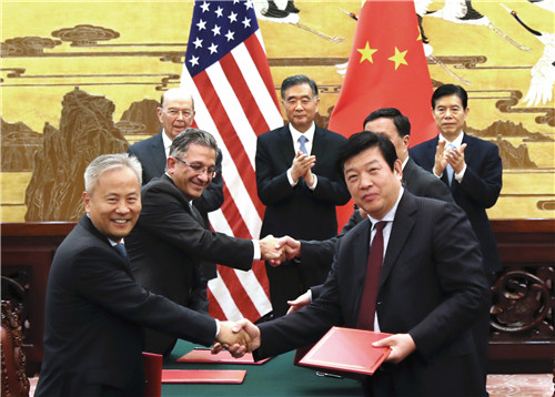 30 11月8日，国务院副总理汪洋在人民大会堂与美国商务部长罗斯共同见证特朗普总统访华部分商业成果的签约。