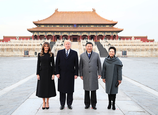 16 11 月8 日，国家主席习近平和夫人彭丽媛陪同来华进行国事访问的美国总统特朗普和夫人梅拉尼娅参观故宫博物院。新华社