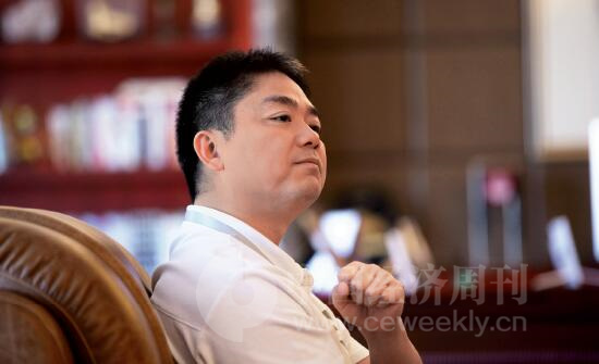 34 在京东、天猫隔空打嘴仗之余，刘强东和马云也没闲着，不遗余力地为自己的公司“助攻”。《中国经济周刊》首席摄影记者 肖翊I 摄