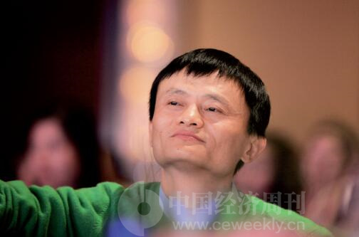 35 在京东、天猫隔空打嘴仗之余，刘强东和马云也没闲着，不遗余力地为自己的公司“助攻”。《中国经济周刊》首席摄影记者 肖翊I 摄