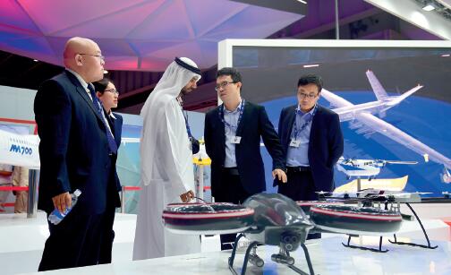 43-2 11 月13 日，中国航空工业集团工作人员向参观者介绍无人机产品。图片来源：新华社 视觉中国