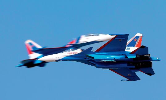 42-1 俄罗斯勇士飞行表演队在迪拜航展上进行高难度的飞行表演。