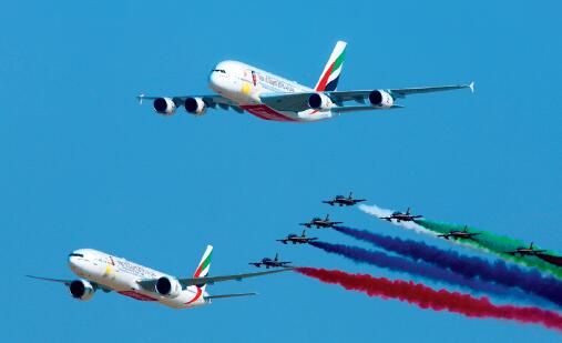 42-2 11 月12 日，阿联酋航空公司的两架客机与阿联酋空军特技飞行表演队在航展上参加飞行表演。