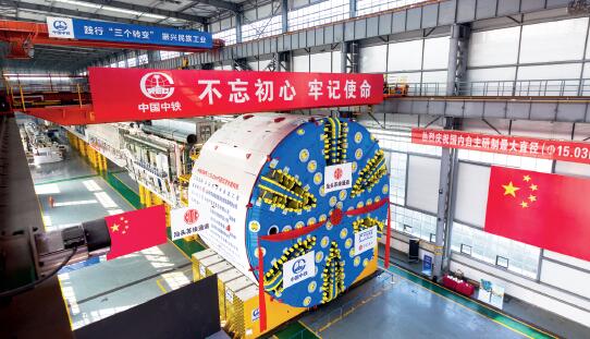 75-2 2017 年10 月26 日，我国自主设计制造的最大直径的泥水平衡盾构机在郑州中铁装备集团成功下线。